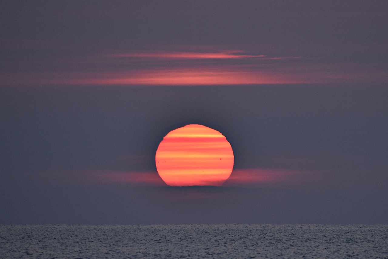 Sonnenuntergang in gestreiftem Outfit
