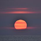 Sonnenuntergang in gestreiftem Outfit