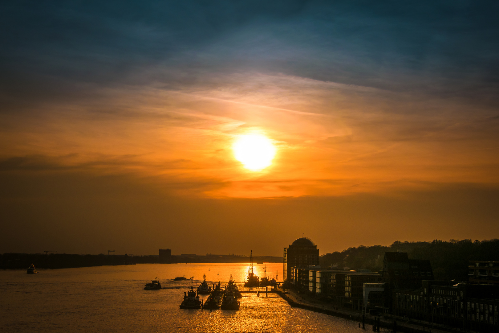 Sonnenuntergang in Hamburg Oevelgönne