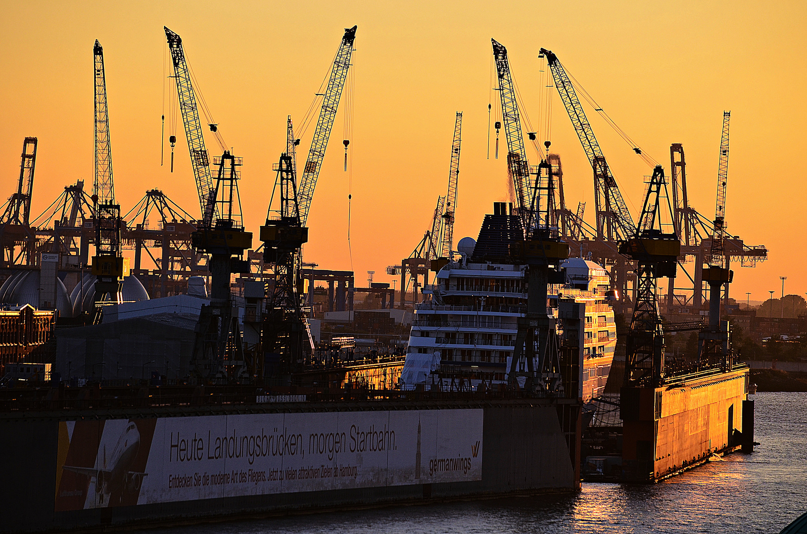 Sonnenuntergang in Hamburger Hafen