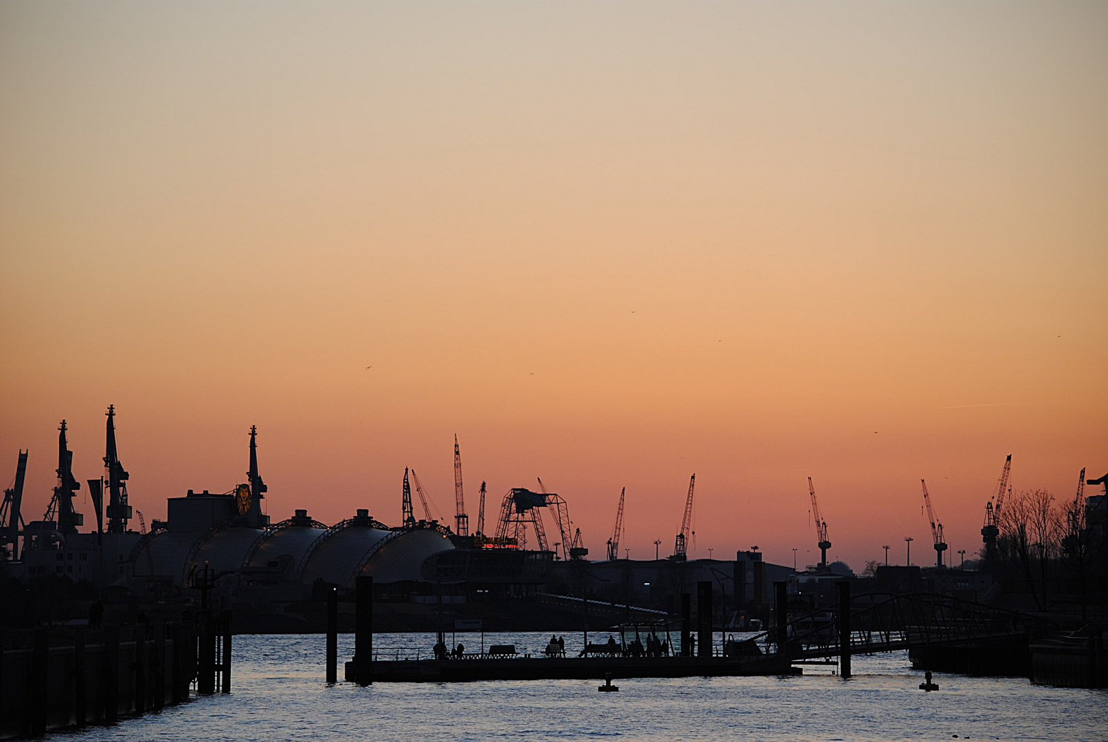 Sonnenuntergang in Hamburger Hafen