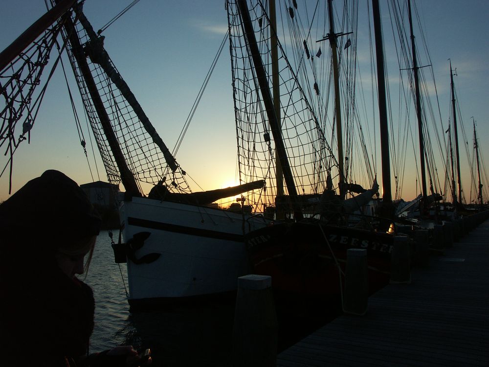 Sonnenuntergang in Holland mit Schiff