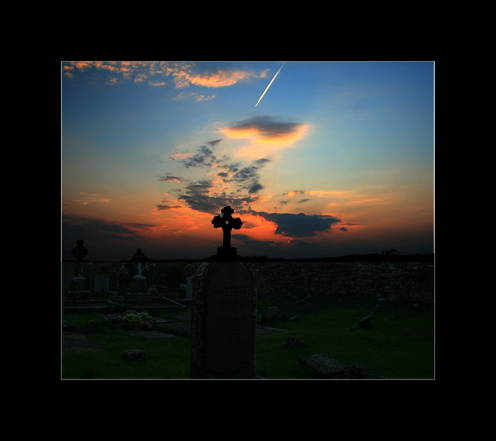 Sonnenuntergang in Kilfenora Cathedral am Friedhof....