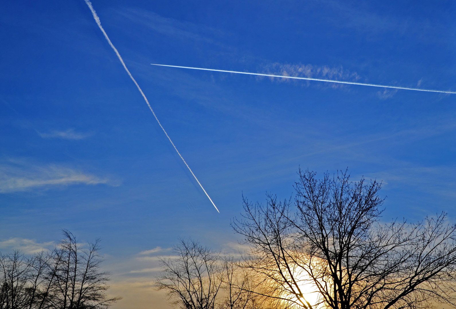 Sonnenuntergang in Kirchhellen mit Kondensstreifen