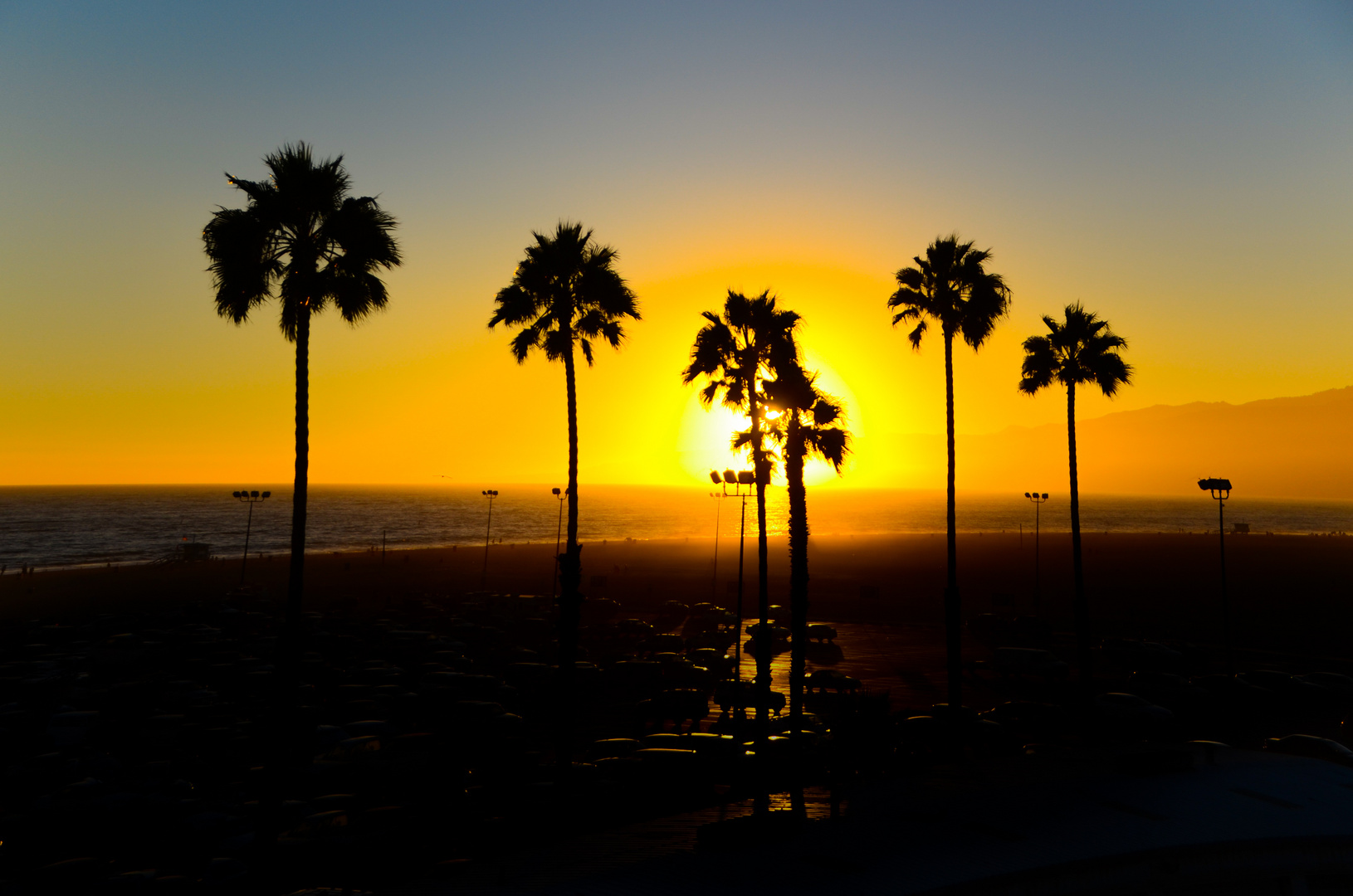 Sonnenuntergang in Los Angeles - wenn auch nur über einem Parkplatz
