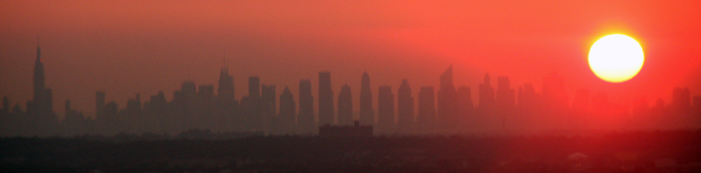 Sonnenuntergang in New York City mit Manhattan Skyline