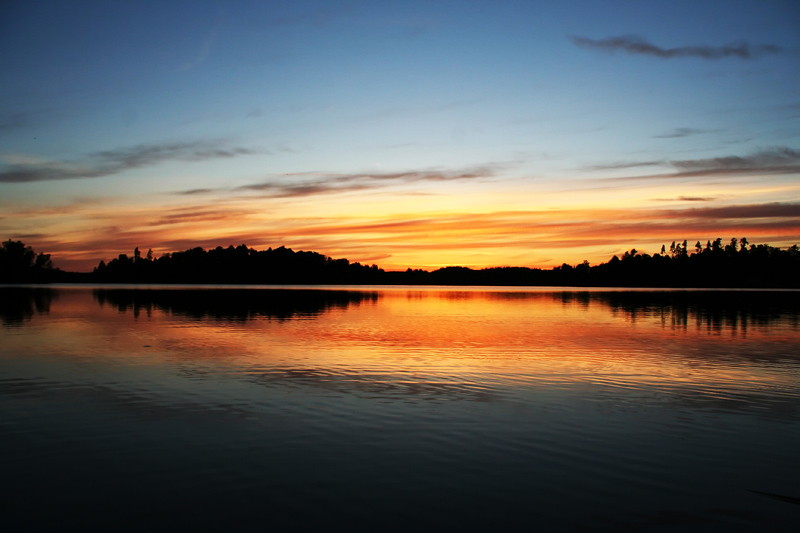 Sonnenuntergang in Odensvi am See Kyrksjön