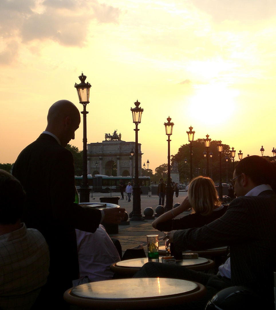 SONNENUNTERGANG IN PARIS