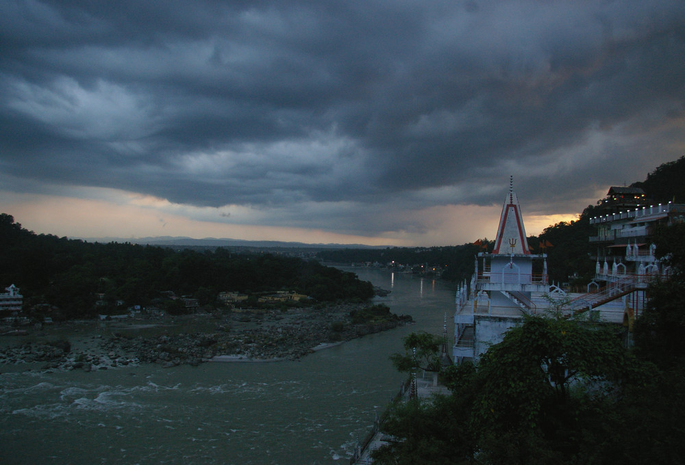 Sonnenuntergang in Rishikesh (INDIA)