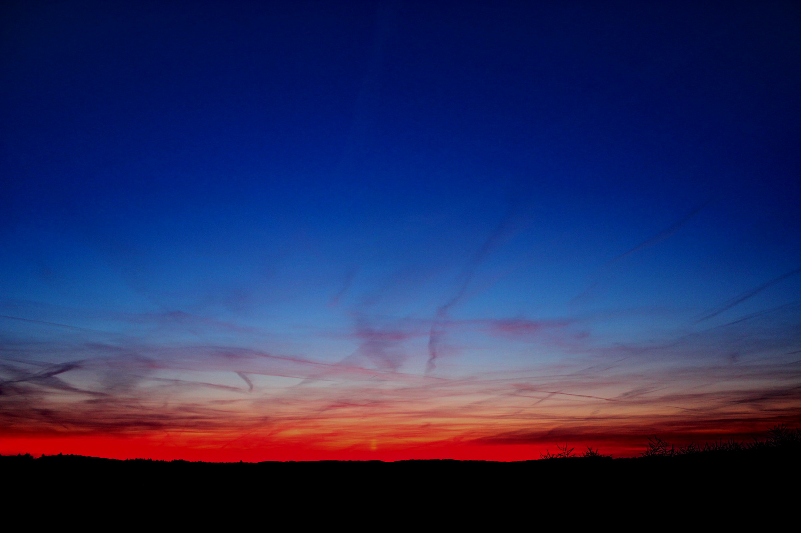 Sonnenuntergang in rot und blau.