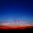 Sonnenuntergang in rot und blau.