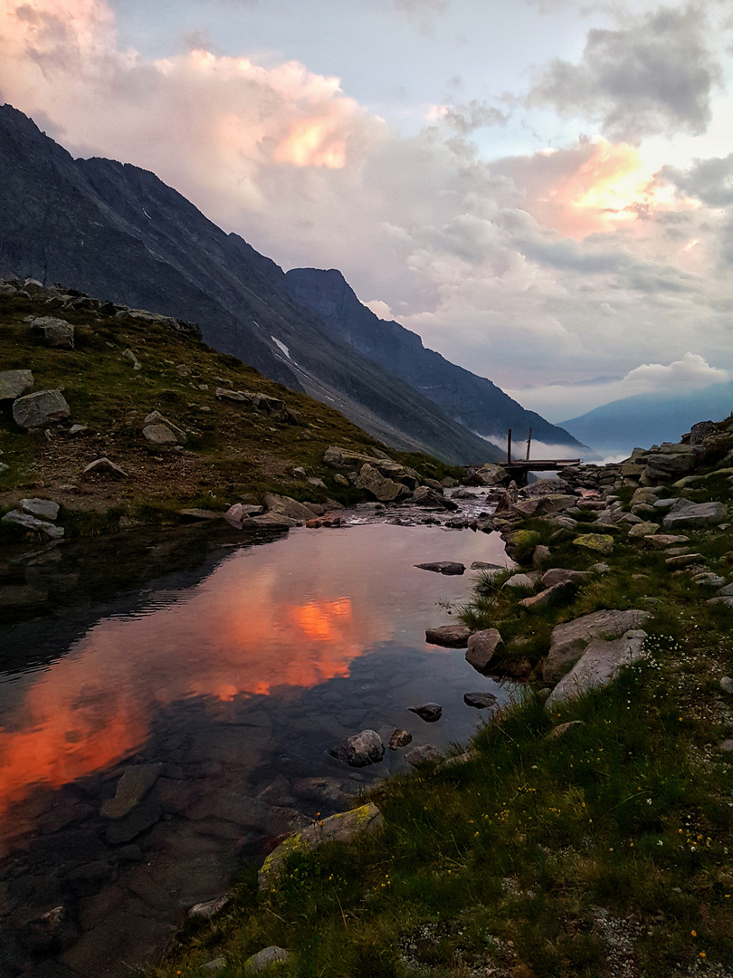 Sonnenuntergang in schöner Bergkulisse