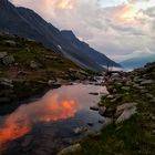 Sonnenuntergang in schöner Bergkulisse