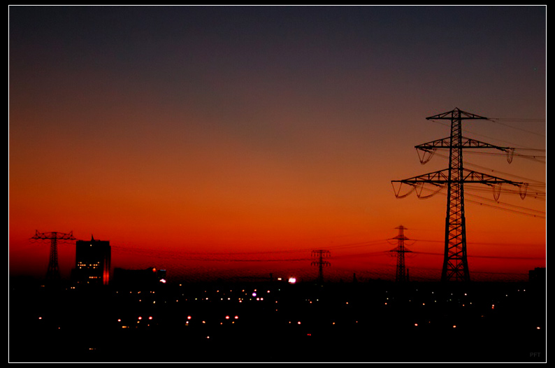 Sonnenuntergang in Stadtlandschaft.