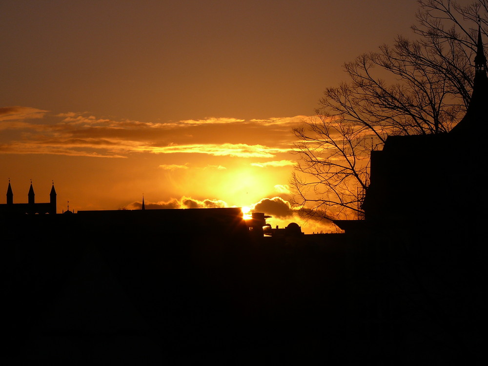 Sonnenuntergang in zuhause in der Stadt