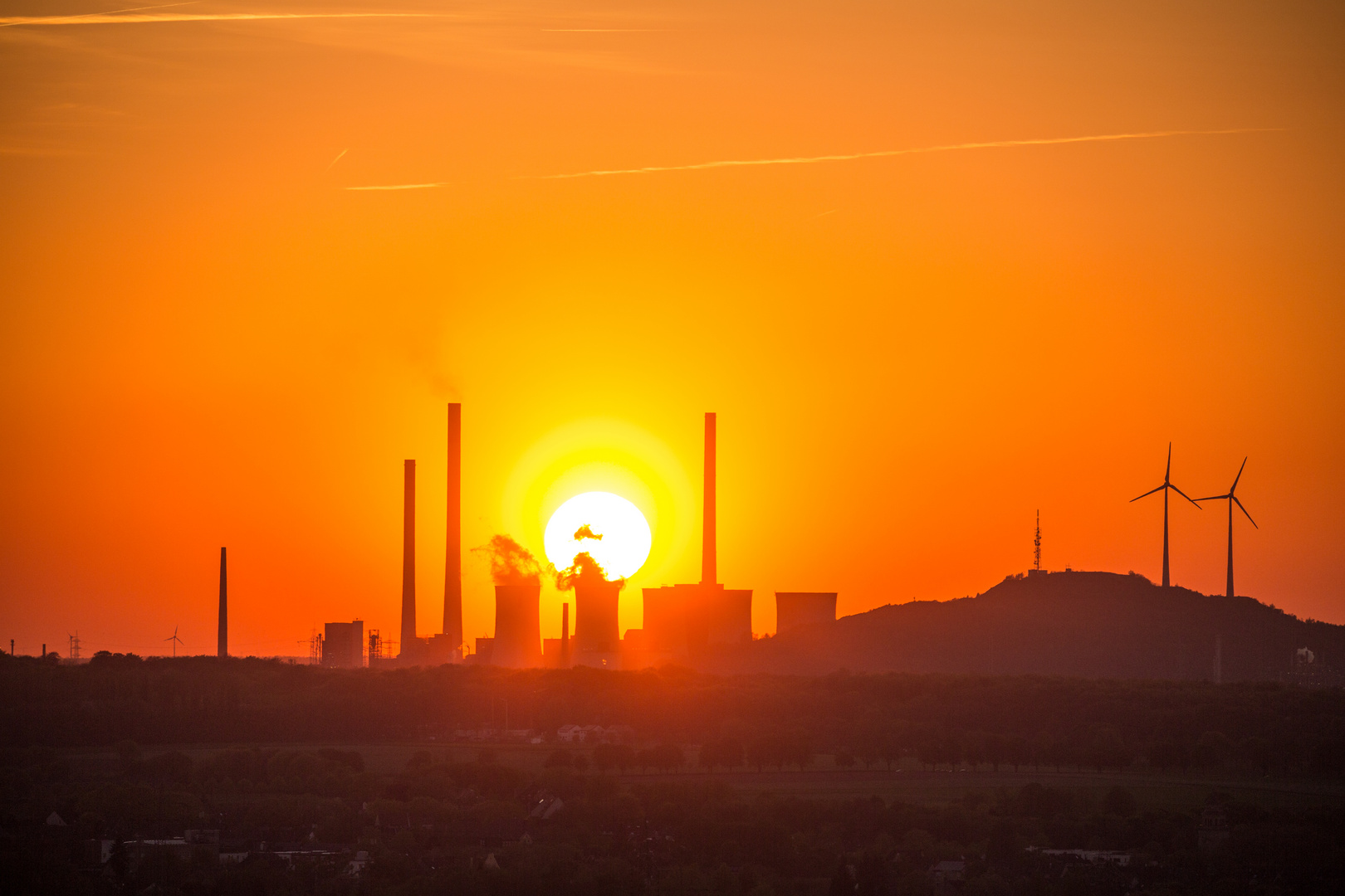 Sonnenuntergang-Industrieidylle