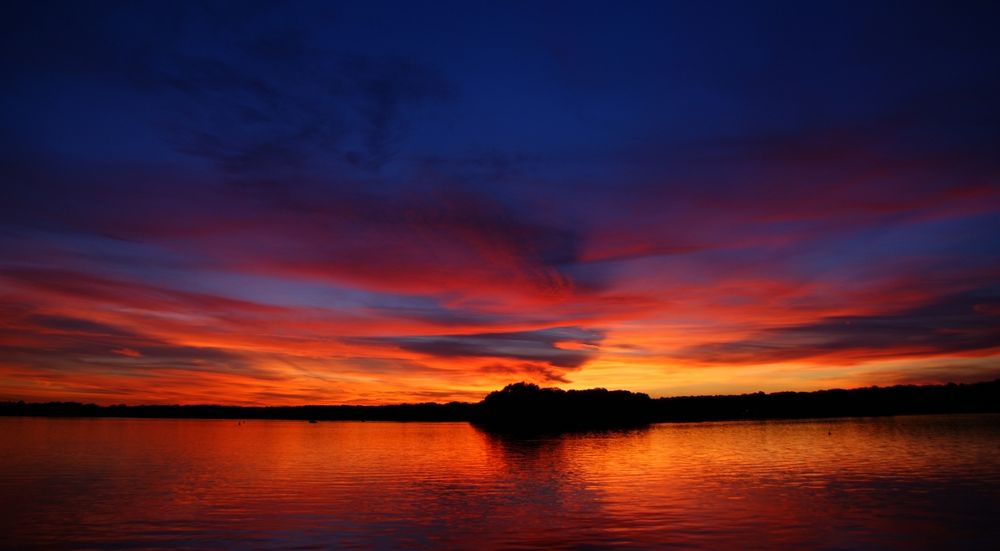 Sonnenuntergang klingt viel zu negativ: Sonnenlichtexplosion hinter dem Horizont!