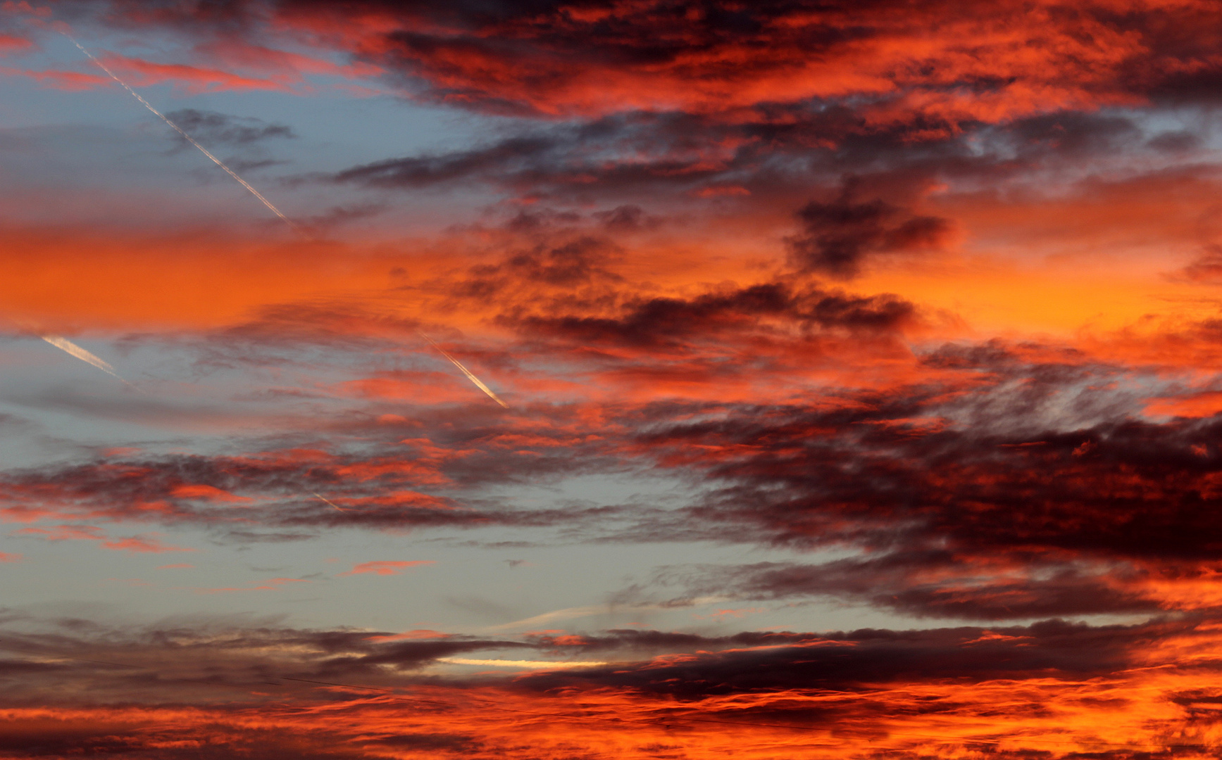 Sonnenuntergang / Kondensstreifen