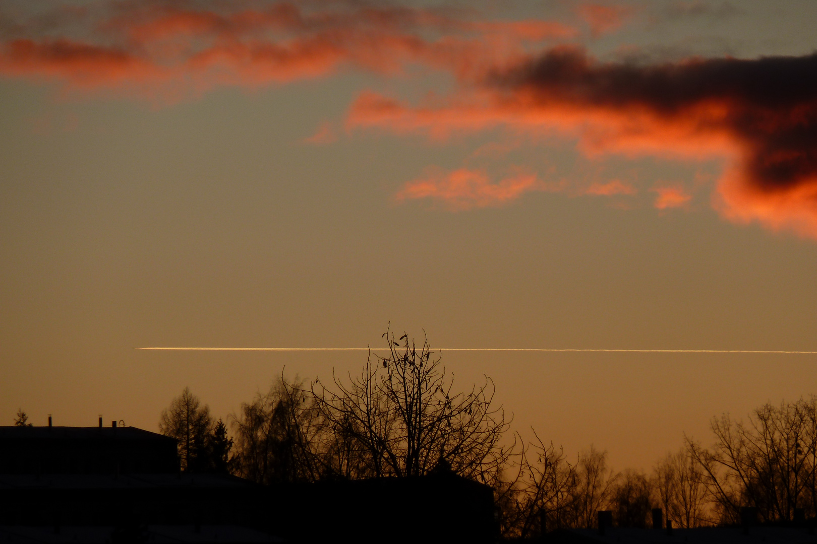 Sonnenuntergang + Kondensstreifen