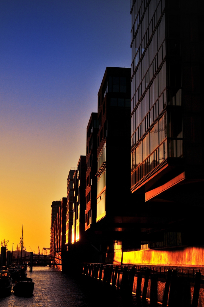 Sonnenuntergang küsst Hafencity