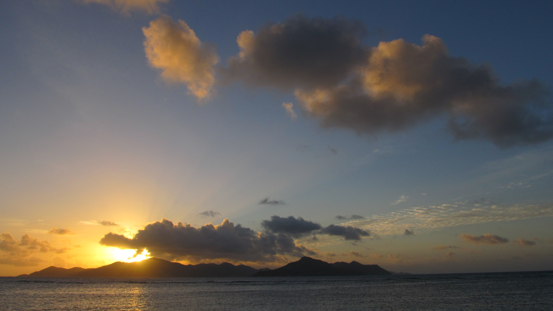 Sonnenuntergang LaDigue mit Blick auf Praslin