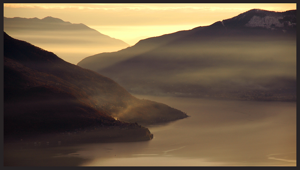 Sonnenuntergang Lago Maggiore von Monte Brè gesehen, TI, Schweiz