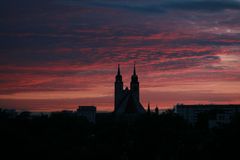 Sonnenuntergang Magdeburg 1- mittig die Johanneskirche