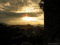 Sonnenuntergang Mai 2010 am Hohenkrähen: an der Mauer....