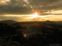 Sonnenuntergang Mai 2010 am Hohenkrähen: das Trio aus dem Oberen Hegau