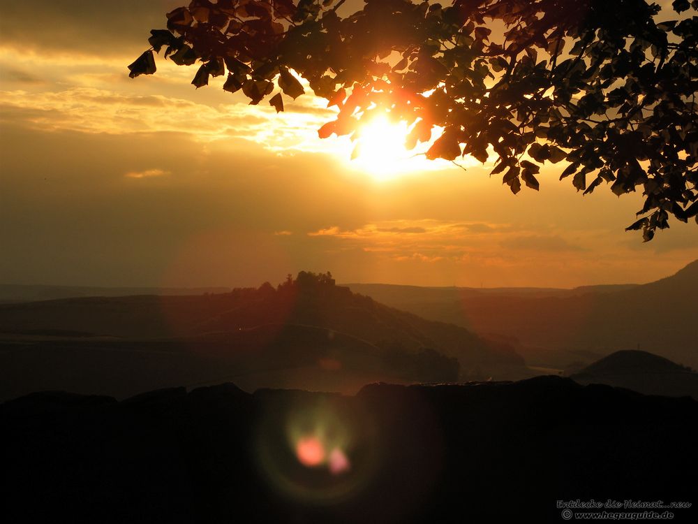 Sonnenuntergang Mai 2010 am Hohenkrähen: der Mägdeberg