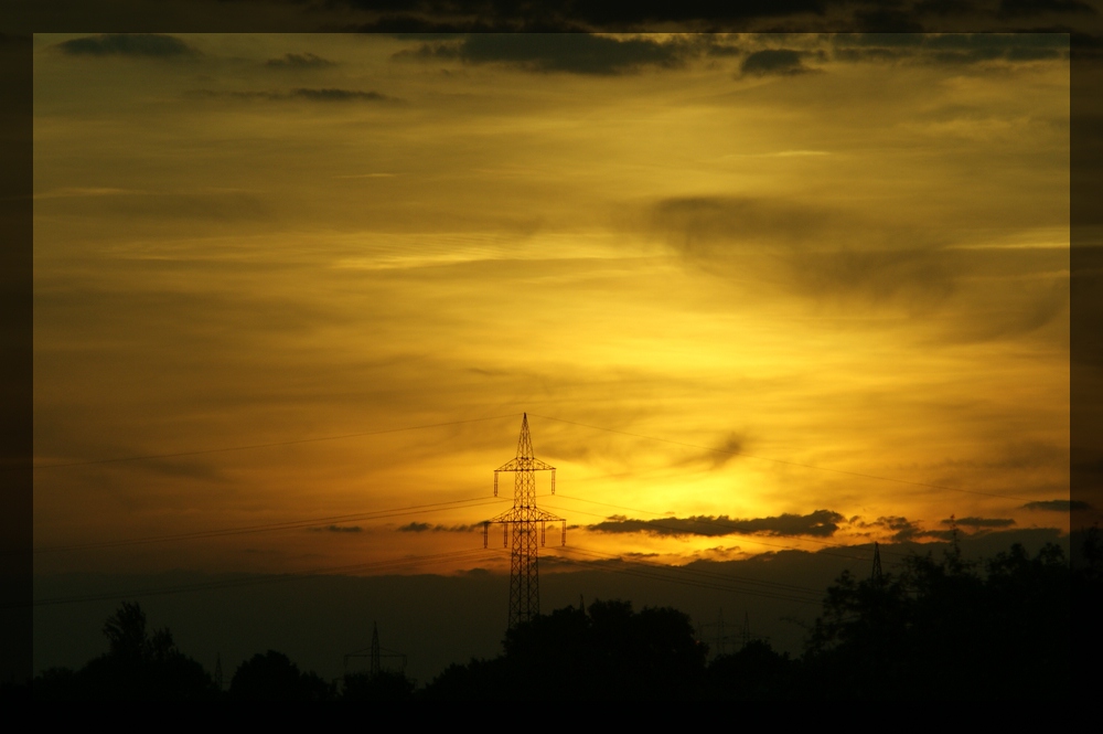 Sonnenuntergang mit 220-kV-Mast