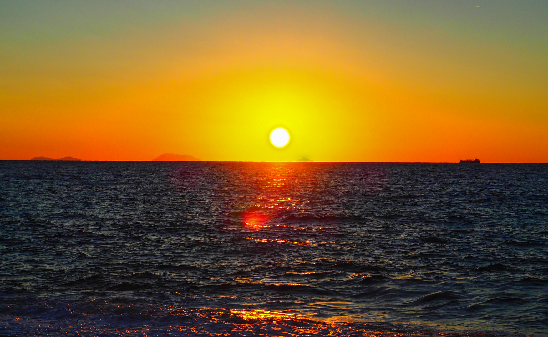 Sonnenuntergang mit 3 Äolische Inseln