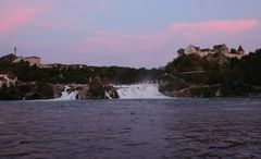 Sonnenuntergang mit Abendrot am Rheinfall bei Schaffhausen/Schweiz