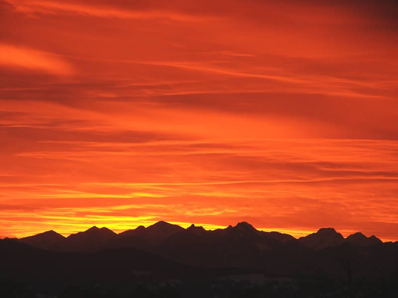 Sonnenuntergang mit Alpenpanorama