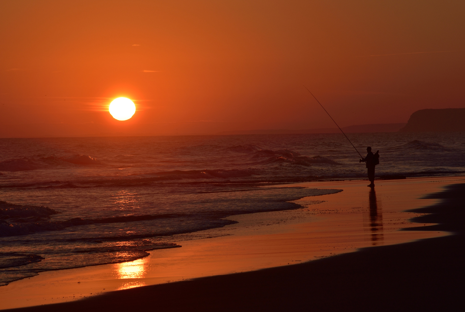 Sonnenuntergang mit Angler im Nov. 2015 am Strand Porto Mos/Lagos