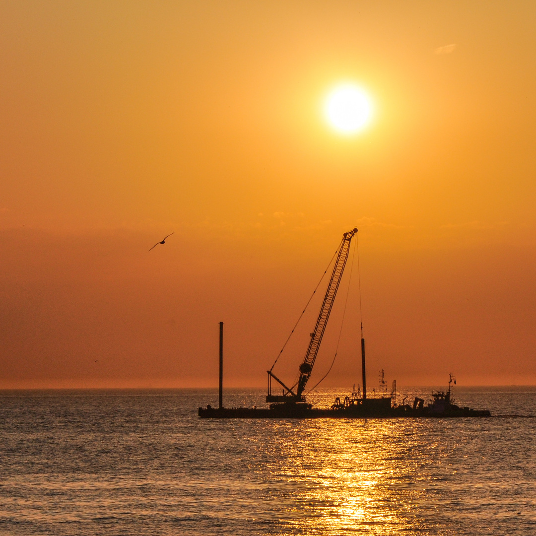 Sonnenuntergang mit Arbeitsschiff