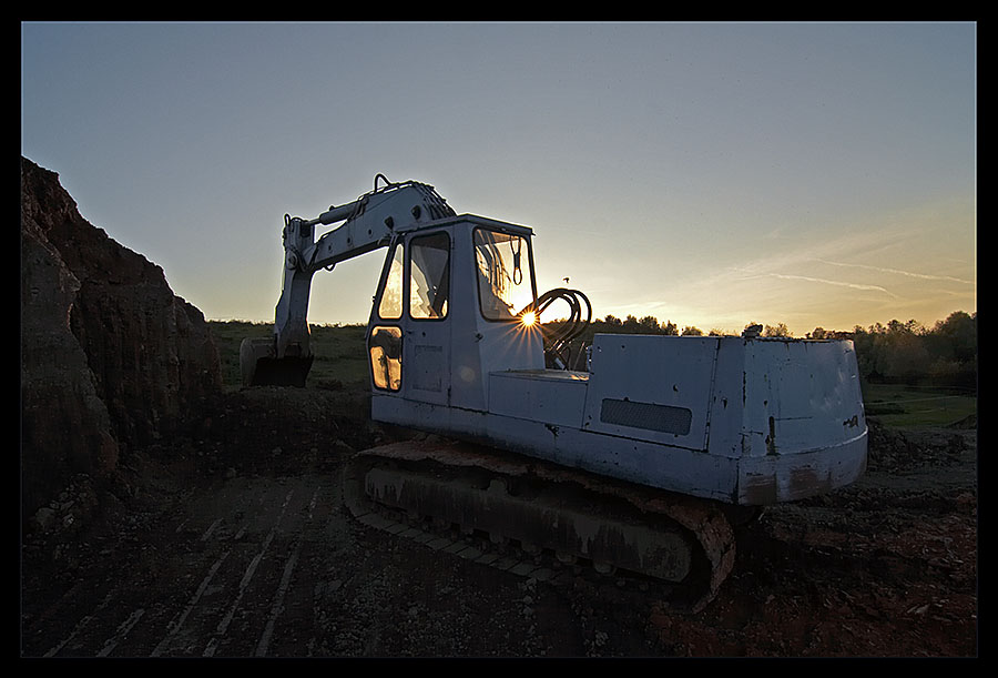 Sonnenuntergang mit Bagger