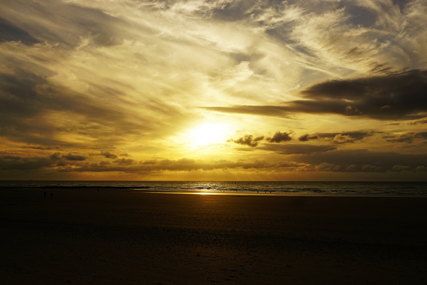 Sonnenuntergang mit besonderer Wolkenbildung