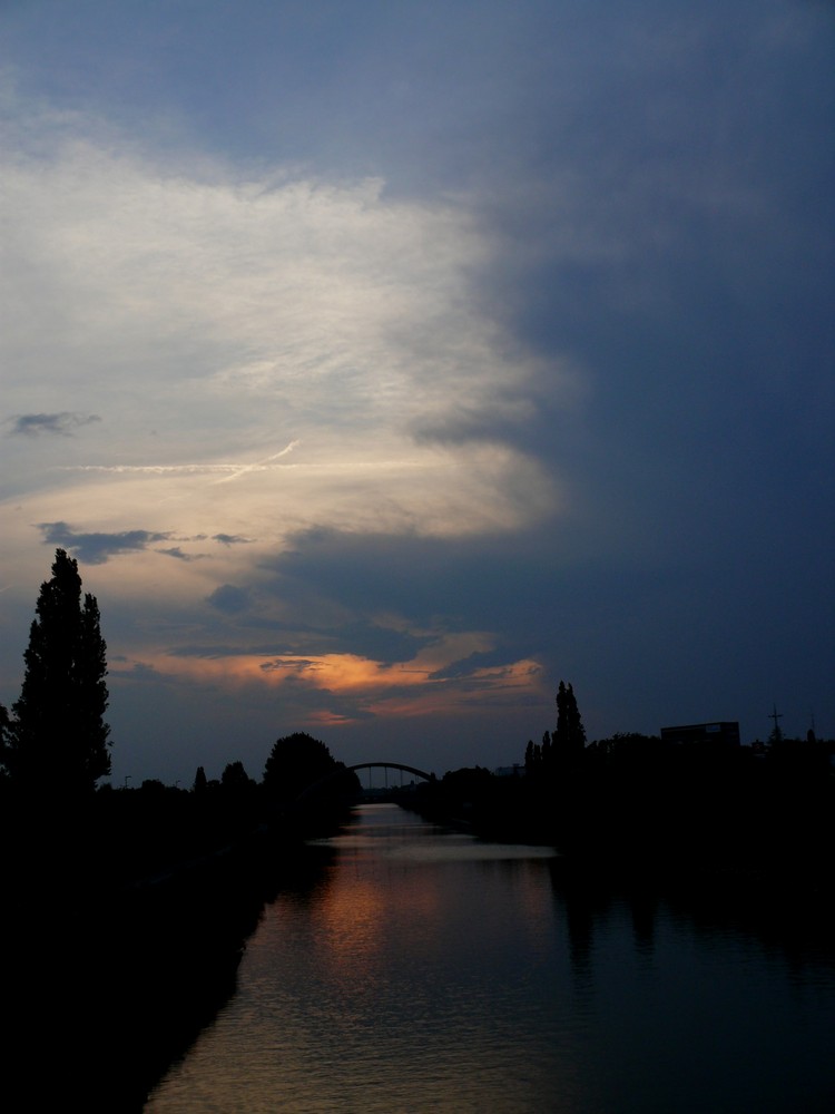 Sonnenuntergang mit bevorstehendes Gewitter