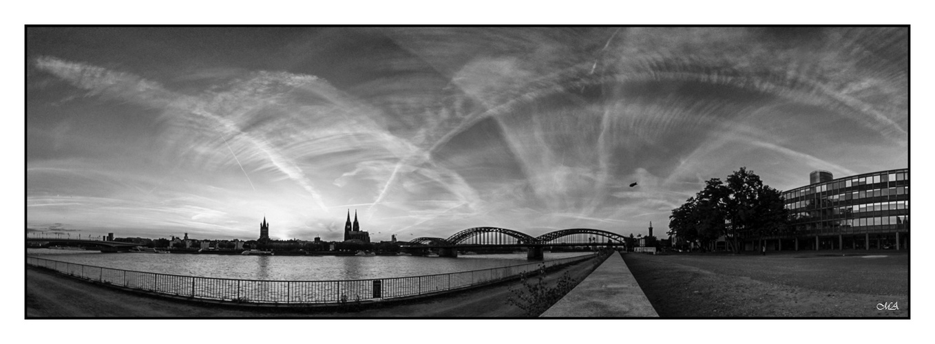 Sonnenuntergang mit Blick auf den Kölner Dom