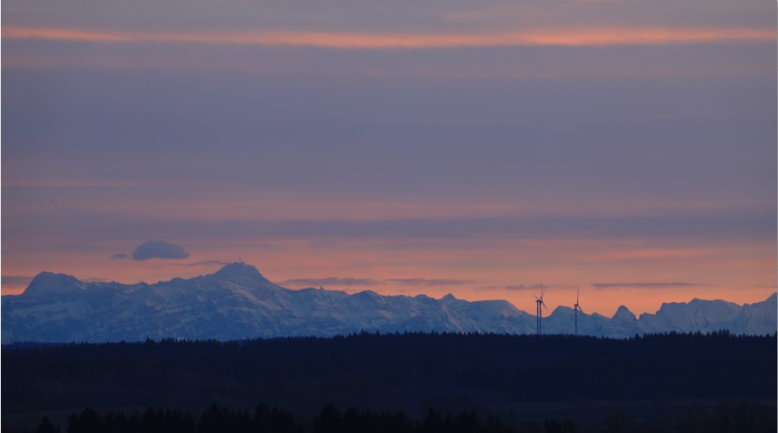 Sonnenuntergang mit Blick auf die Alpen 