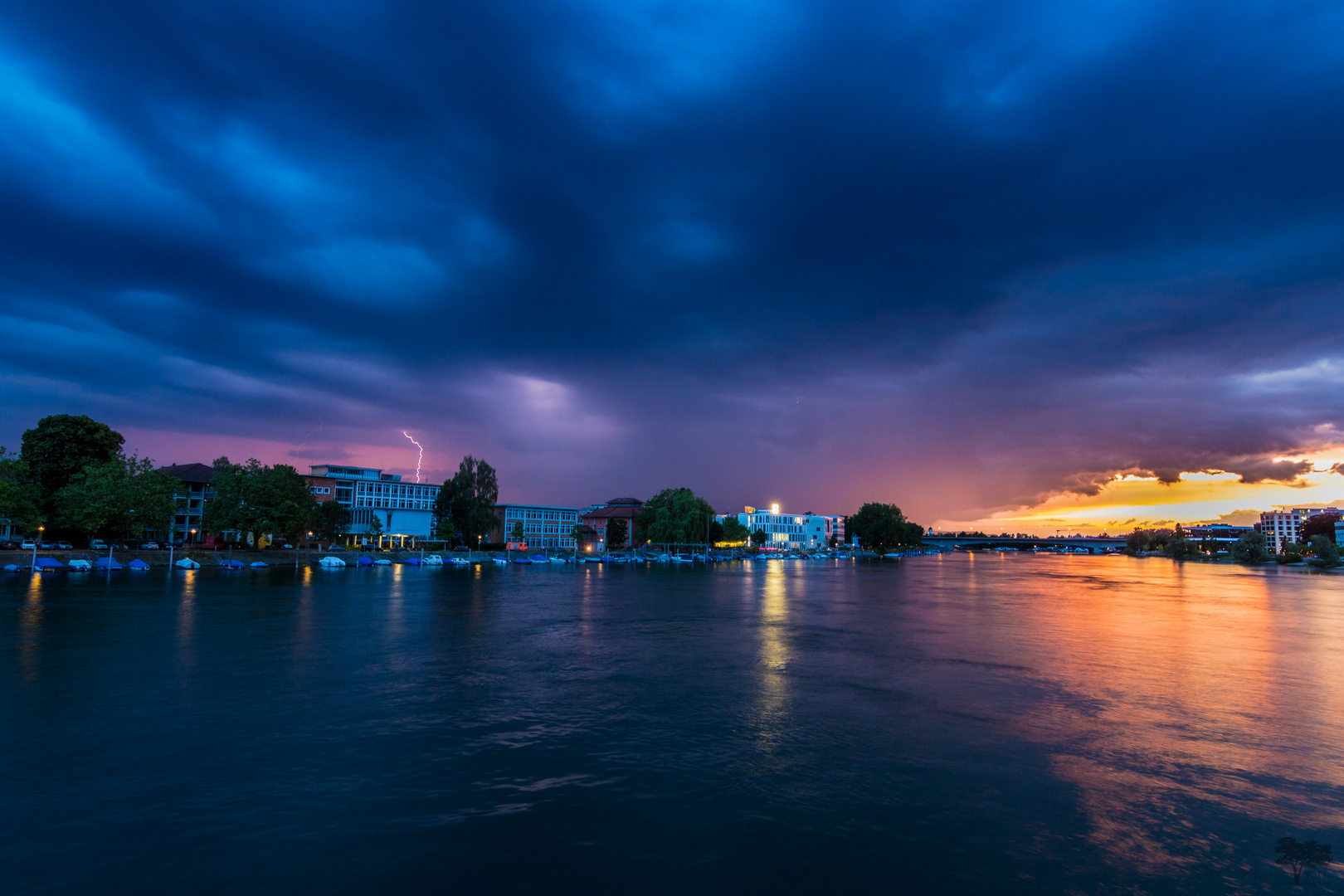 Sonnenuntergang mit Blitz