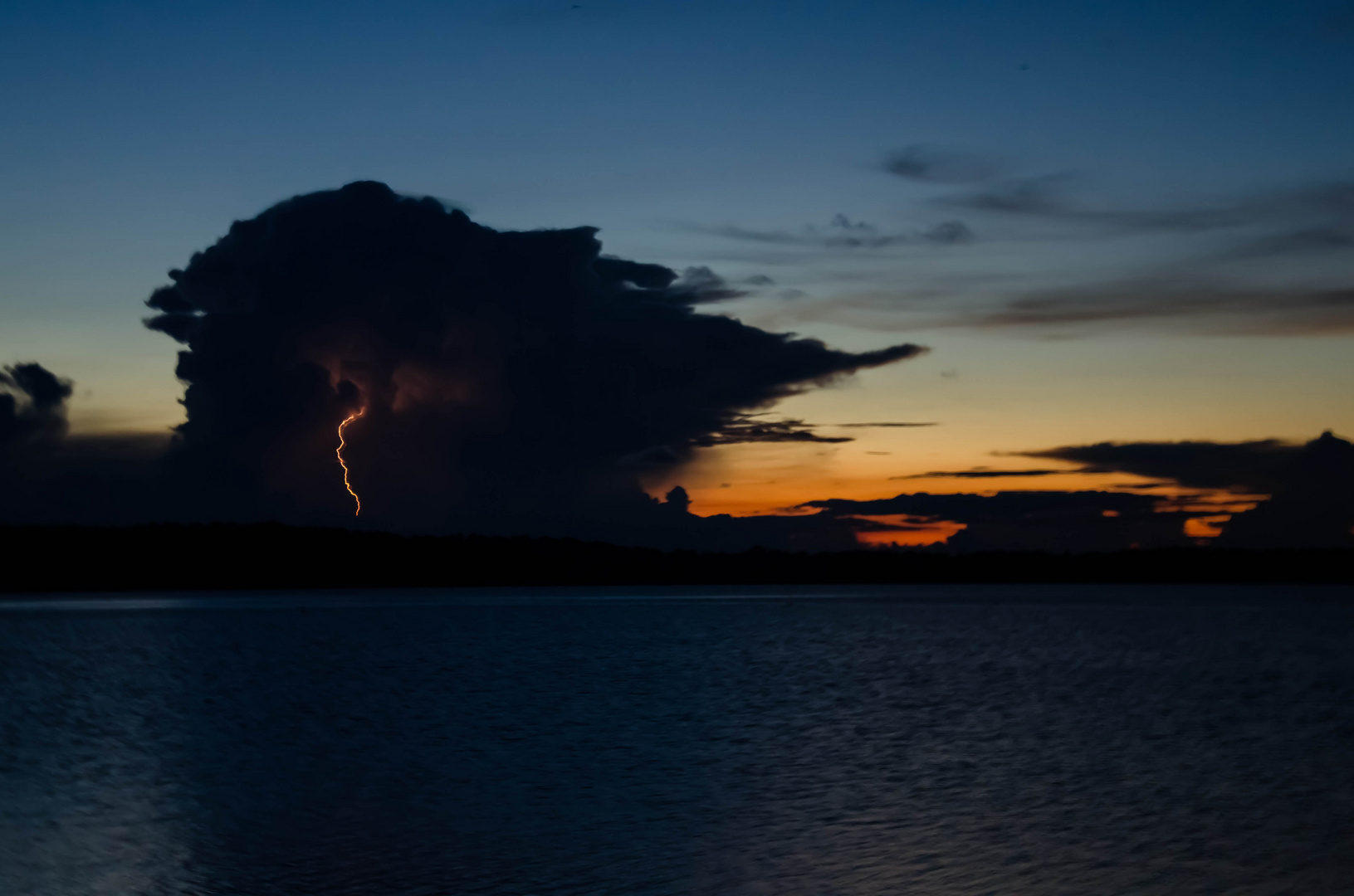 Sonnenuntergang mit Blitz