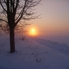 Sonnenuntergang mit Bodennebel im Winter