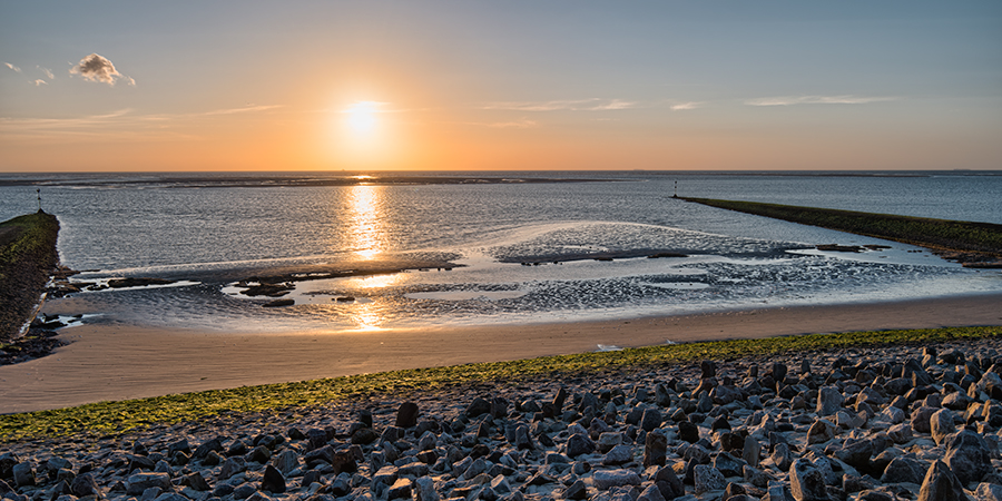 Sonnenuntergang mit Buhnen