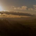 Sonnenuntergang mit Burg und Windrädern