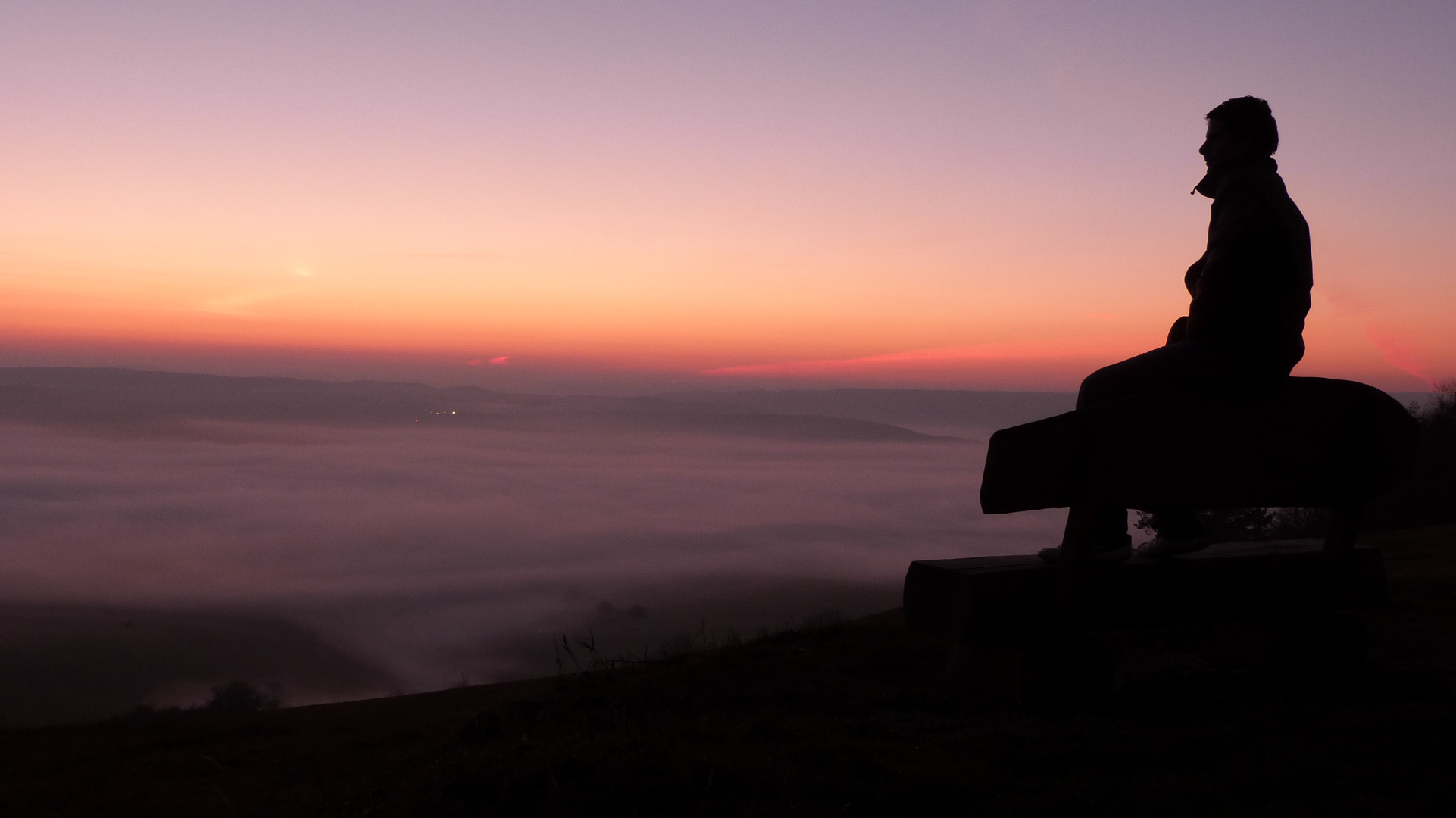 Sonnenuntergang mit dem Nebel im Tal