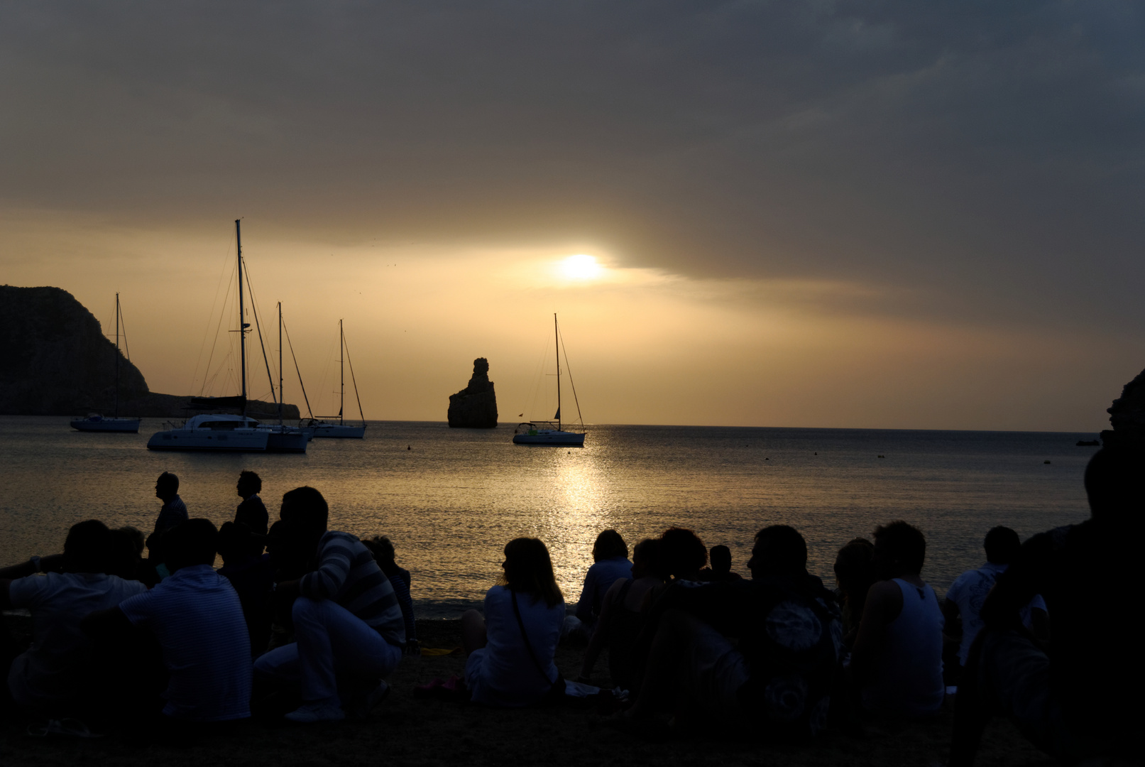 Sonnenuntergang mit den Hippies am Strand Cala Benirras