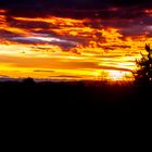 Sonnenuntergang mit den schönen Bergen im Hintergrund