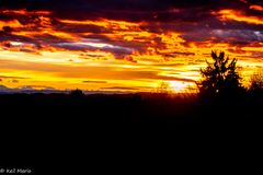 Sonnenuntergang mit den schönen Bergen im Hintergrund